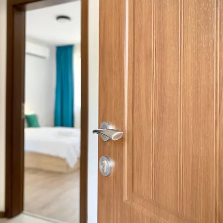 Апартамент Central Seaview For 4 Guests